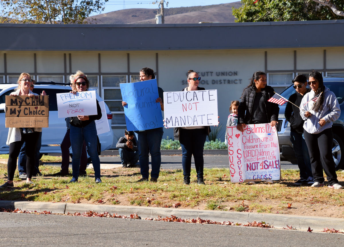 101821-smt-news-anti-vax-mandate-003.jpg